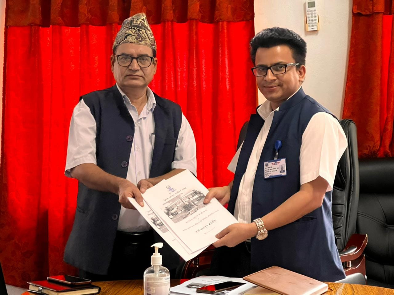 प्रमुख जिल्ला अधिकारी बद्रीनाथ गैह्रे  र सहायक प्रमुख जिल्ला अधिकारी हरिप्रसाद अधिकारी, प्रशासकीय अधिकृतहरू टुक्ति शेर्पा, विष्नु कुमारी न्याैपाने, राममणी मिश्र तथा सम्पूर्ण शाखाका कर्मचारीहरूबीच आर्थिक बर्ष २०८०।०८१ का लागि वार्षिक कार्य सम्पादन सम्झौता