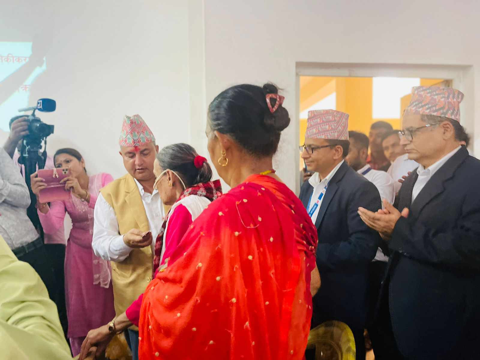 बागमति प्रदेशका माननीय मुख्यमन्त्री श्री शालिकराम जम्मकट्टेलज्यूबाट राष्ट्रिय परिचयपत्र वितरण कार्यको शुरुवात